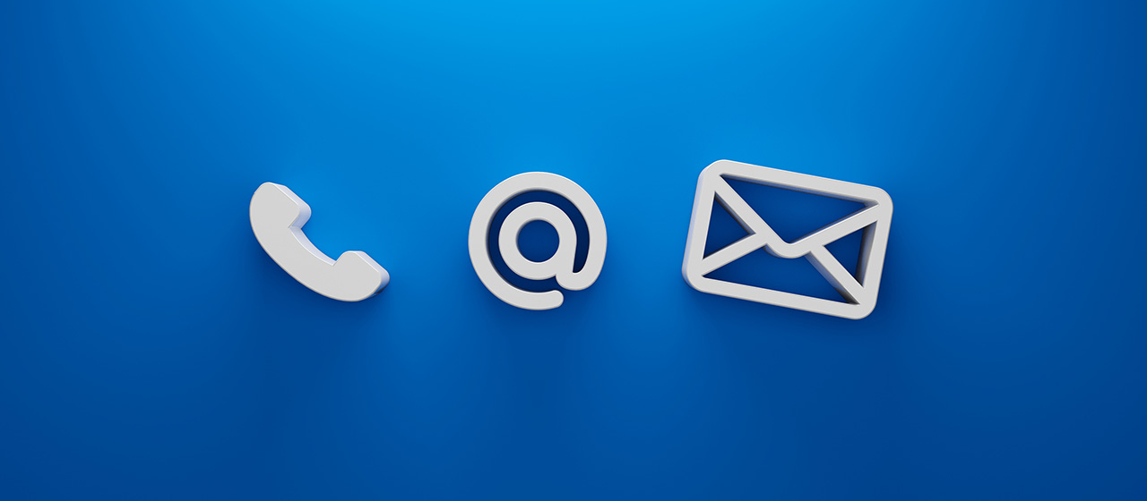 Icone di email e telefono su sfondo blu.